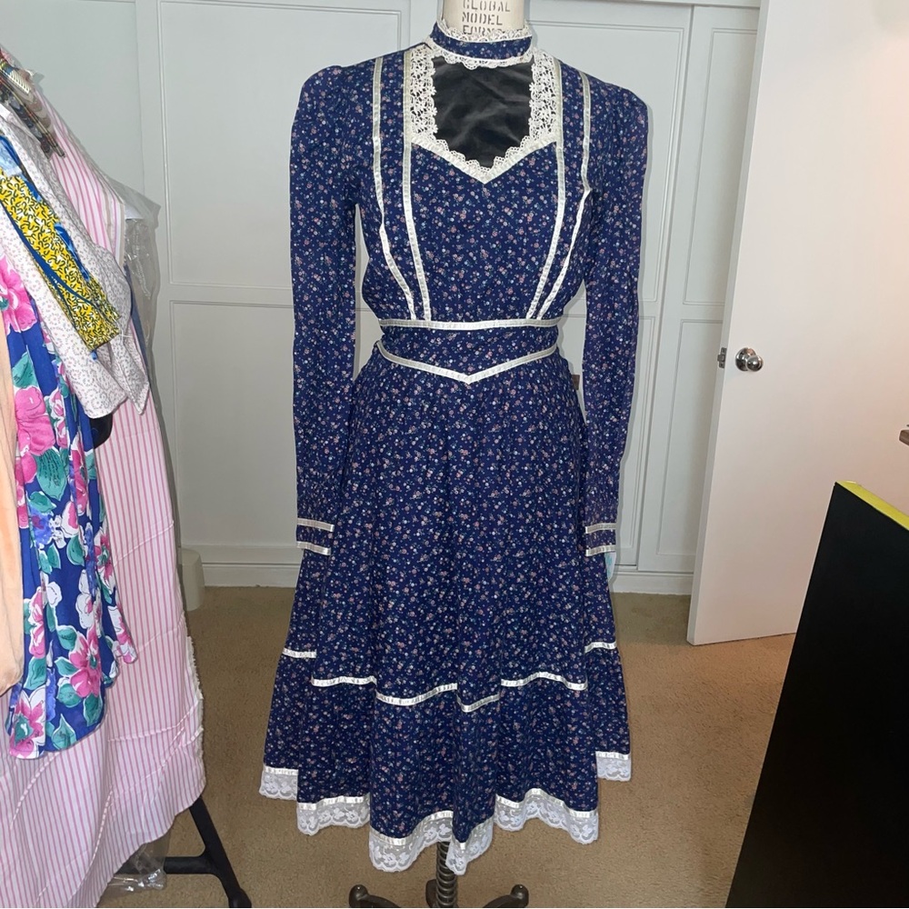 Elegant Long Sleeve Floral Dress with Lace Trim